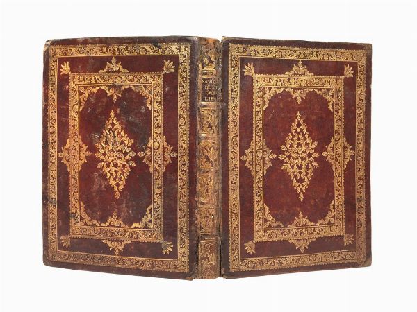 (Legature)   Una legatura vuota riccamente decorata in oro. XVIII secolo.   Legatura in marocchino rosso scuro riccamente decorata in oro, sguardie in carta decorata (270 x 212 mm) (dorso da restaurare, abrasioni).  - Asta Libri, manoscritti e autografi - Associazione Nazionale - Case d'Asta italiane