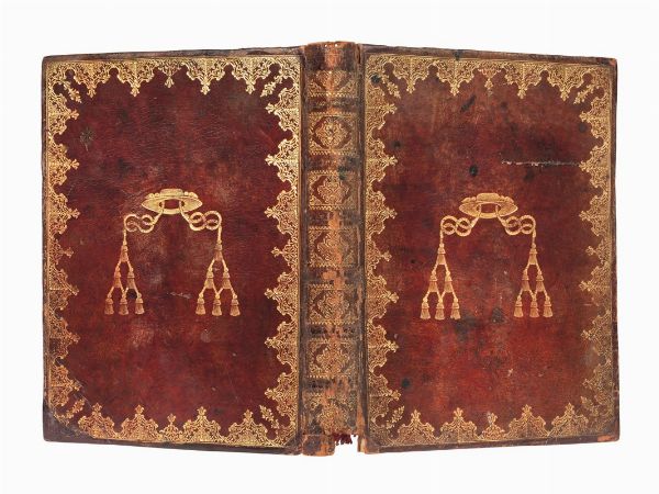 (Legature)   Una legatura vuota alle armi di prelato. XVIII secolo.   Legatura in marocchino rosso scuro alle armi di prelato decorata in oro e con sguardie in seta rubino decorate con motivo floreale (330 x 247 mm) (dorso da restaurare, abrasioni).  - Asta Libri, manoscritti e autografi - Associazione Nazionale - Case d'Asta italiane