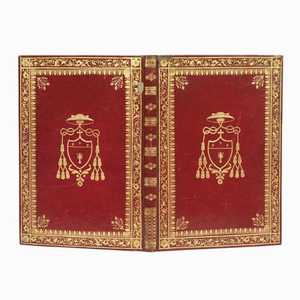 (Legatura)   Elegante legatura in marocchino rosso alle armi di prelato. XIX secolo.   Marocchino rosso con armi ai piatti incorniciate da fini cornici dorate, ca. 292 x 209 mm, sguardie in carta moir&eacute;e rosa, unghiatura dorata agli angoli. Piccola mancanza di ca. un centimetro per due al piatto posteriore. Contiene:   Romana vinculi pratensis primogenialis … peritia judicialis  , 1837, in varie parti e con tavola ripiegata del &ldquo;Ristretto dello stato attivo e passivo del Duca Giuseppee Maria Giuniore&rdquo;, non collazionato, bruniture. Ex libris Arturo Dazza.  - Asta Libri, manoscritti e autografi - Associazione Nazionale - Case d'Asta italiane