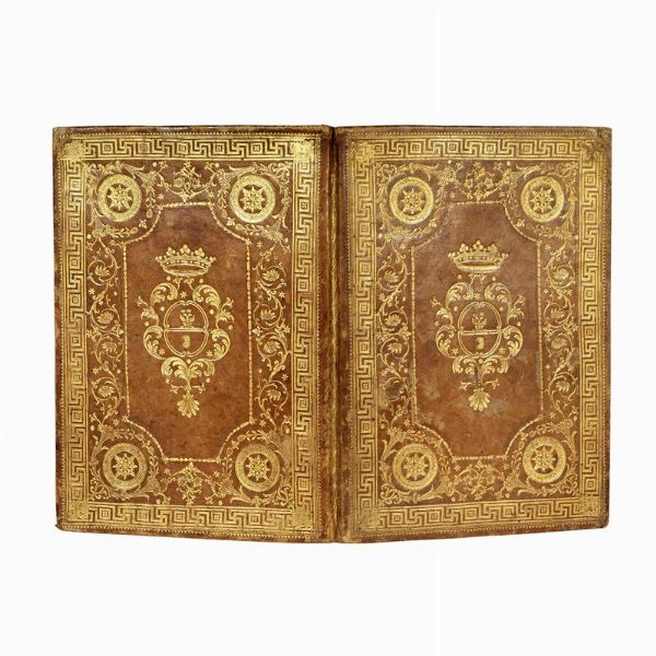 (Legatura)   Bella legatura neoclassica con stemma Pianetti della Stufa. XIX secolo.   Vitellino avana con armi coronate al centro, incorniciate da cornici con motivi floreali e alla greca, ca. 281 x 196 mm, tagli dorati e goffrati, sguardie in seta azzurra. Contiene:   All&rsquo;ornatis. e prestantis. d. Gaspare Bernardo de&rsquo; marchesi Pianetti ... in occasione che celebra la prima messa il conte Emilio Ripanti suo zio amantis  ., (1804), non collazionato. Cerniera anteriore un po&rsquo; slegata, qualche galleria di tarlo ai margini delle sguardie, piccola abrasione al piatto anteriore. Carta un tempo azzurrina.  - Asta Libri, manoscritti e autografi - Associazione Nazionale - Case d'Asta italiane