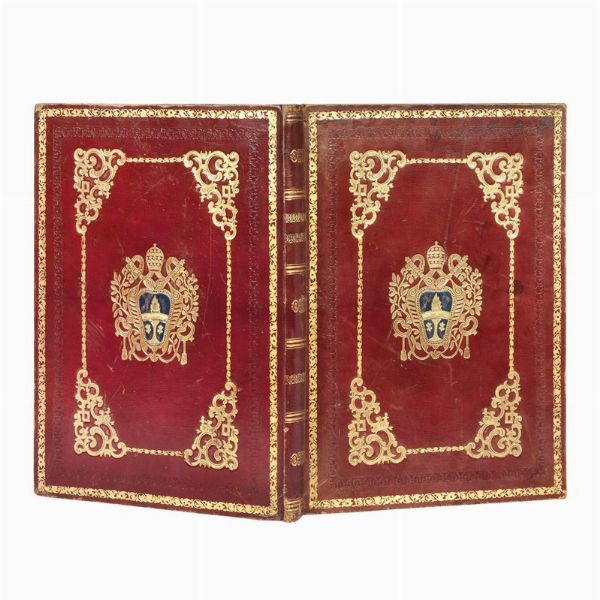 (Legature)   Grande legatura/custodia alle armi di Leone XIII Gioacchino Pecci (1878-1903), Papa dal 1878.   Marocchino rosso con grandi armi papali al centro intarsiate di marocchino blu, riquadrate da cornici dorate e a secco, ca. 450 x 316 mm, dorso e tagli dorati (piatto anteriore con qualche alone e macchietta, qualche sbucciatura alle estremit&agrave;); interno rivestito in seta scarlatta con grande decorazione floreale; il vano interno misura ca. 344 x 210 x 25 mm.  - Asta Libri, manoscritti e autografi - Associazione Nazionale - Case d'Asta italiane