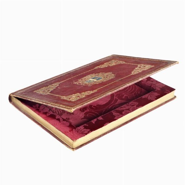 (Legature)   Grande legatura/custodia alle armi di Leone XIII Gioacchino Pecci (1878-1903), Papa dal 1878.   Marocchino rosso con grandi armi papali al centro intarsiate di marocchino blu, riquadrate da cornici dorate e a secco, ca. 450 x 316 mm, dorso e tagli dorati (piatto anteriore con qualche alone e macchietta, qualche sbucciatura alle estremit&agrave;); interno rivestito in seta scarlatta con grande decorazione floreale; il vano interno misura ca. 344 x 210 x 25 mm.  - Asta Libri, manoscritti e autografi - Associazione Nazionale - Case d'Asta italiane
