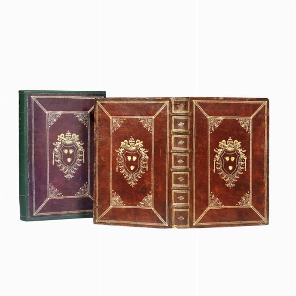 (Legatura papale)   Grande legatura alle armi di Innocenzo XII Pignatelli, papa dal 1691 al 1700.   Marocchino marrone con grandi armi centrali di Innocenzo XII, nato Antonio Pignatelli, riquadrate da doppia cornice di filetti e con fini decorazioni agli angoli interni, ca. 370 x 250 mm, dorso a nervi con cornici e fregi dorati, contropiatti marmorizzati, tagli dorati, minime tracce del tempo. Contiene   Bibliotheca Maxima Pontificia Tomus XVI  , 1698, non collazionato, occasionalmente brunito e con galleria di tarlo ai fascicoli finali. In scatola moderna.  - Asta Libri, manoscritti e autografi - Associazione Nazionale - Case d'Asta italiane