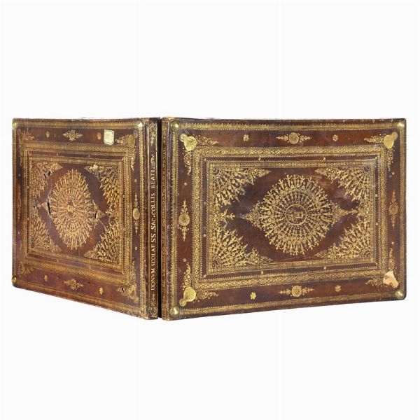(Legature)   Antica custodia in legno rivestito di pelle color testa di moro, riccamente decorata in oro. [Brescia?], 1697.  - Asta Libri, manoscritti e autografi - Associazione Nazionale - Case d'Asta italiane