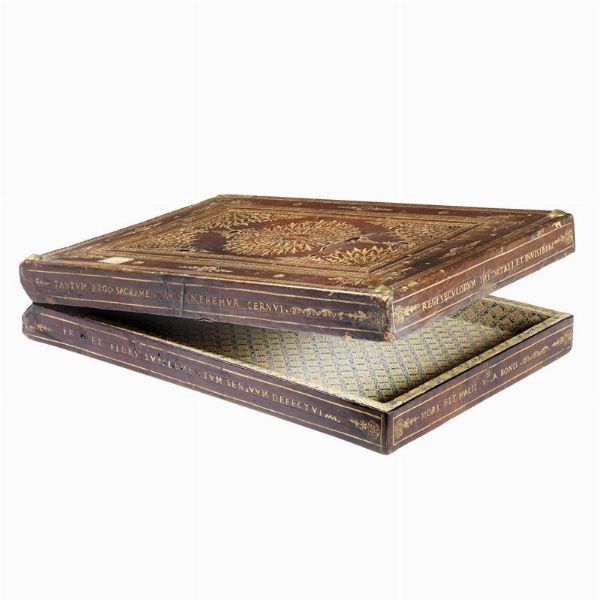 (Legature)   Antica custodia in legno rivestito di pelle color testa di moro, riccamente decorata in oro. [Brescia?], 1697.  - Asta Libri, manoscritti e autografi - Associazione Nazionale - Case d'Asta italiane