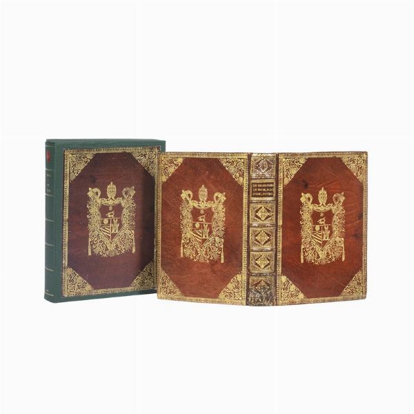 (Legatura papale).   Bellissima legatura alle armi di Benedetto XIII Orsini, papa dal 1724 al 1730.   Marocchino rosso con grandi armi centrali di Benedetto XIII, nato Francesco Orsini, finissime decorazioni floreali con tulipani, ca. 241 x 185 mm, dorso a nervi riccamente decorato in oro, unghiature dorate, sguardie marmorizzate, tagli dorati, minime tracce del tempo. Contiene   De Romani Pontificis Judiciaria Potestate Tomus Primus  , 1717, non collazionato, stampato su bella carta croccante, con vignette di Roma nel testo. Ex libris, scheda e scatola Arturo Dazza.  - Asta Libri, manoscritti e autografi - Associazione Nazionale - Case d'Asta italiane