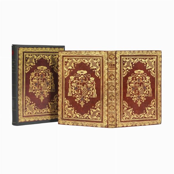 (Legatura)   Sfarzosa legatura romana in marocchino rosso alle armi del cardinale Carlo della Torre di Rezzonico (1693-1769), papa Clemente XIII dal 1758, dedicatario dell&rsquo;opera.   Marocchino rosso riccamente decorato in oro, ca. 263 x 203 mm, grandi armi dorate ai piatti, bellissimi contropiatti in carta stampata con motivo floreale monocromo su fondo oro, tagli dorati.   Contiene Discorsi pastorali di Monsignore Gaetano De Carli … alla Santit&agrave; di N. S. Clemente XIII  , 1759, non collazionato. Timbretto parzialmente abraso al frontespizio, minime fioriture. Ex libris Arturo Dazza. In scatola moderna.  - Asta Libri, manoscritti e autografi - Associazione Nazionale - Case d'Asta italiane