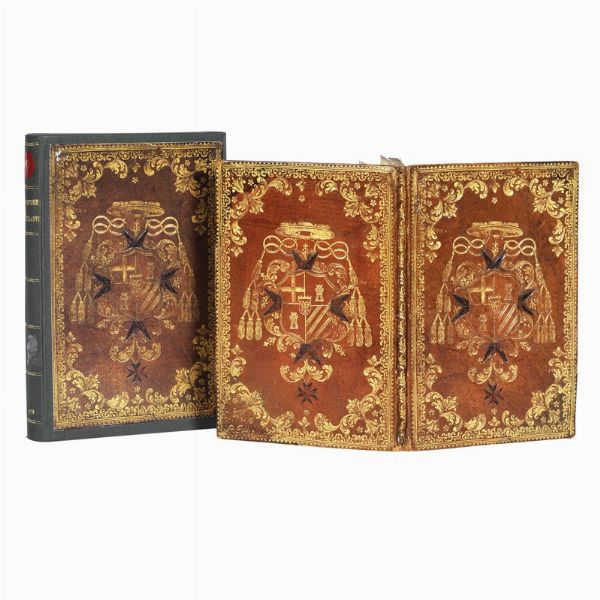 (Legatura)   Piccola legatura alle armi del cardinale Giovanni Battista Rezzonico (1740-1783), dedicatario dello opera.   Marocchino nocciola riccamente decorato in oro con grandi armi ai piatti con lo stemma dei Cavalieri di Malta dipinto in nero, ca. 183 x 123 mm, tagli dorati (piccolo difetto al piede del dorso). Contiene   Scritture contrarie del cardinale Sforza Pallavicini … sulla questione nata a&rsquo; tempi di Alessandro VII  , 1776, non collazionato. Piccola porzione di carta asportata alla base del frontespizio (senza perdite), gora all&rsquo;angolo inferiore esterno. In scatola moderna.  - Asta Libri, manoscritti e autografi - Associazione Nazionale - Case d'Asta italiane