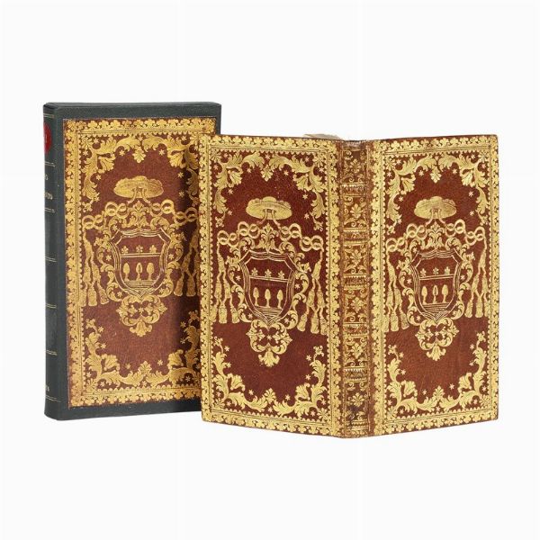 (Legatura)   Piccola legatura alle armi di prelato. XVIII secolo.   Marocchino nocciola riccamente decorato in oro, ca. 165 x 93 mm, grandi armi al centro dei piatti, unghiatura dorata. Contiene:   Fatti e detti più memorabili del Santissimo Pontefice Pio V  , 1776, non collazionato. Minime fioriture. In scatola moderna.  - Asta Libri, manoscritti e autografi - Associazione Nazionale - Case d'Asta italiane