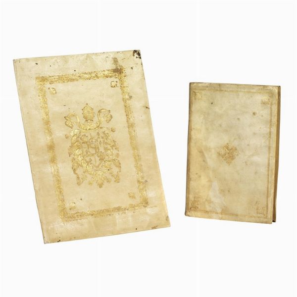 (Legatura papale)   Lotto di 2 legature in pergamena, di cui una con stemma di Pio VI Braschi (1717-1799), Papa dal 1775, vuota.   Ca. 223 x 162 mm, qualche macchietta e abrasione. --   Epistola … de Pandectis  , 1728  , non collazionato, pergamena flessibile decorata in oro, ca.172 x 115 mm.  - Asta Libri, manoscritti e autografi - Associazione Nazionale - Case d'Asta italiane