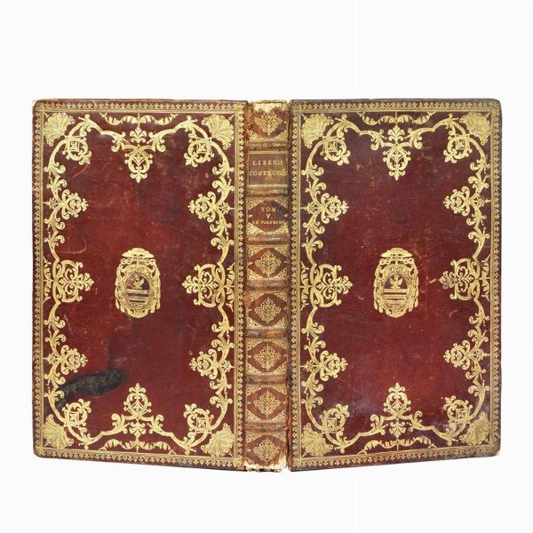 (Legature)   Grande legatura alle armi di prelato. XVIII secolo.   Marocchino rosso riccamente decorato in oro, ca. 400 x 250 mm), dorso e unghiatura dorati, sguardie marmorizzate, tagli dorati (macchia al piatto posteriore, qualche sbucciature, dorso sbiadito e sciupato alla testa e al piede). Contiene:   Controversiarum Scholastico-polemico-historico-criticarum … tomus quintus …   Milano, 1750, non collazionato, due tavole calcografiche.  - Asta Libri, manoscritti e autografi - Associazione Nazionale - Case d'Asta italiane