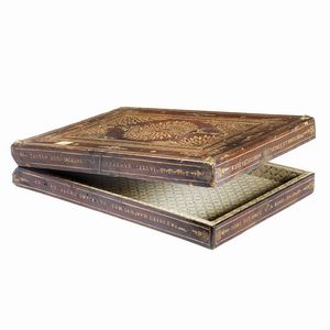 (Legature)   Antica custodia in legno rivestito di pelle color testa di moro, riccamente decorata in oro. [Brescia?], 1697.  - Asta Libri, manoscritti e autografi - Associazione Nazionale - Case d'Asta italiane