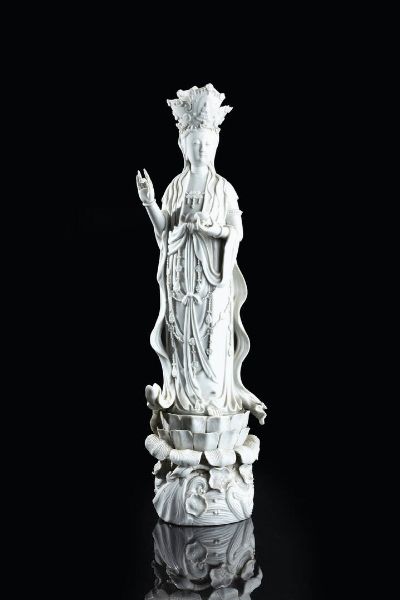 GUANYIN : Guanyin in porcellana Blanc de Chine  Cina  Repubblica  XX secolo. h cm 59x15  - Asta Arte Orientale - Associazione Nazionale - Case d'Asta italiane