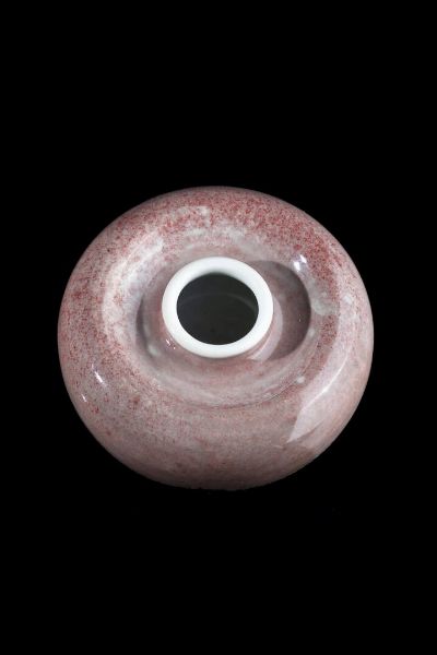 PICCOLO VASO : Piccolo vaso in porcellana sui toni del rosso  Cina  dianstia Qing  Epoca Kangxi (1662-1722). h cm 7x10 5  - Asta Arte Orientale - Associazione Nazionale - Case d'Asta italiane