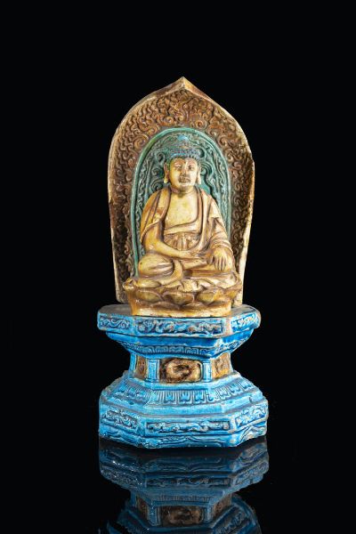 BUDDHA : Buddha in ceramica policroma seduto nella posizione del loto con altarino  iscrizione  Cina  dinastia Ming  XVII secolo. h cm 44x20  - Asta Arte Orientale - Associazione Nazionale - Case d'Asta italiane