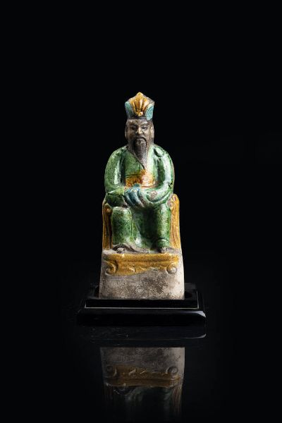 FIGURA DI DIGNITARIO : Figura di Dignitario in gres a smalti policromi  Cina  dinastia Ming  XVII secolo. h cm 24x10  - Asta Arte Orientale - Associazione Nazionale - Case d'Asta italiane