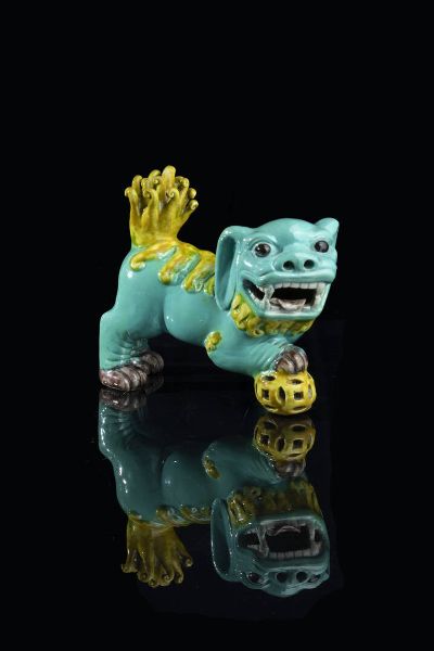 CANE DI PHO : Cane di Pho in porcellana policroma  Cina  dinastia Qing  XIX secolo h cm 17x20  - Asta Arte Orientale - Associazione Nazionale - Case d'Asta italiane