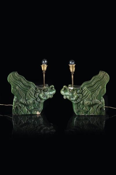 COPPIA DI TEGOLE : Coppia di tegole in ceramicia smaltata rappresentante draghi  Cina  dinastia Ming  XVII secolo. h cm 36x39  - Asta Arte Orientale - Associazione Nazionale - Case d'Asta italiane