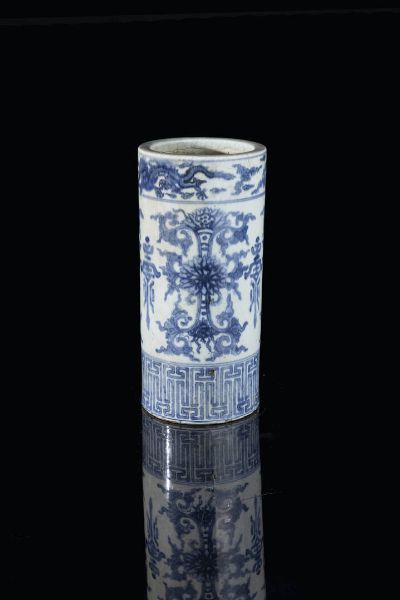 PORTA CAPPELLI : Portacappelli in porcellana bianca e blu  Cina  dinastia Qing  XX secolo. h cm 29x13 5  - Asta Arte Orientale - Associazione Nazionale - Case d'Asta italiane