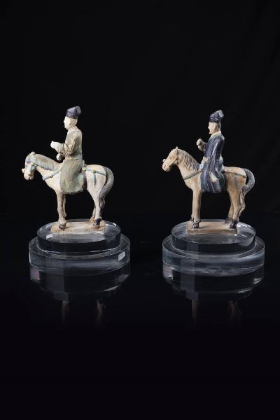 COPPIA DI FIGURE EQUESTRI : Coppia di sculture equestri in terracotta policroma  Cina  dinastia Ming  XVI secolo. Gi� Galleria Ajassa  Torino (autentica della galleria) h cm 34 h cm 33  - Asta Arte Orientale - Associazione Nazionale - Case d'Asta italiane