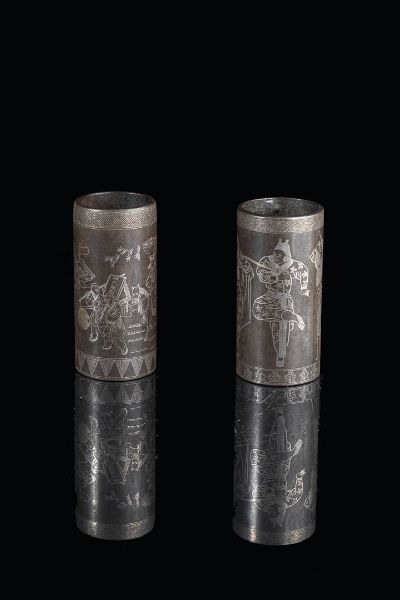 COPPIA DI VASI : Coppia di vasi cilindrici in ferro intarsiata in argento marchio apogrifo Qianlong  Cina  dinastia Qing  XIX secolo.  h cm 12x6  - Asta Arte Orientale - Associazione Nazionale - Case d'Asta italiane