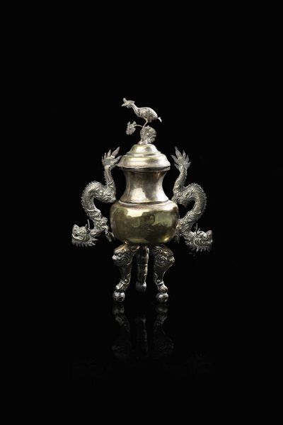 INCENSIERE : Incensiere tripode in argento con coperchio  - Asta Arte Orientale - Associazione Nazionale - Case d'Asta italiane