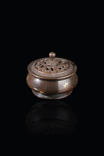PICCOLO CENSER : Piccolo censer con segni di lumeggiatura dorata e coperchio  Cina  dinastia Qing  XIX secolo. h cm 8x10  - Asta Arte Orientale - Associazione Nazionale - Case d'Asta italiane