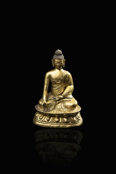 BUDDHA IN RAME SBALZATO : Buddaha in rame sbalzato parzialmente dorato seduto su fiore di loto  Tibet  XVIII secolo. h cm 21 5x15x10  - Asta Arte Orientale - Associazione Nazionale - Case d'Asta italiane