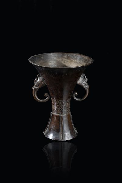 VASO A TROMBA IN BRONZO : Vaso a tromba in bronzo brunito con manici zoomorfi  Cina  dinastia Ming  XVI secolo. h cm 22x17 5  - Asta Arte Orientale - Associazione Nazionale - Case d'Asta italiane