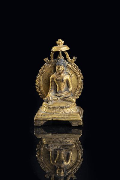 BUDDHA : Scultura in bronzo dorato rappresentante Buddha seduto  Cina  dianastia Qing  XIX secolo. h cm 14x7 5x6  - Asta Arte Orientale - Associazione Nazionale - Case d'Asta italiane