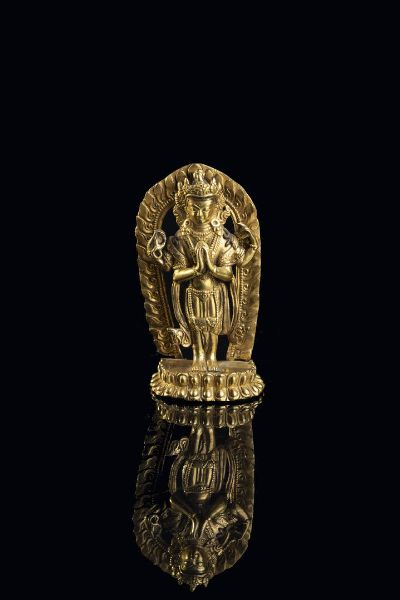 BUDDHA : Scultura in bronzo dorato rappresentante Buddha in posizione eretta con aureola  Cina  dinastia Qing  XIX secolo. h cm 12x7  - Asta Arte Orientale - Associazione Nazionale - Case d'Asta italiane