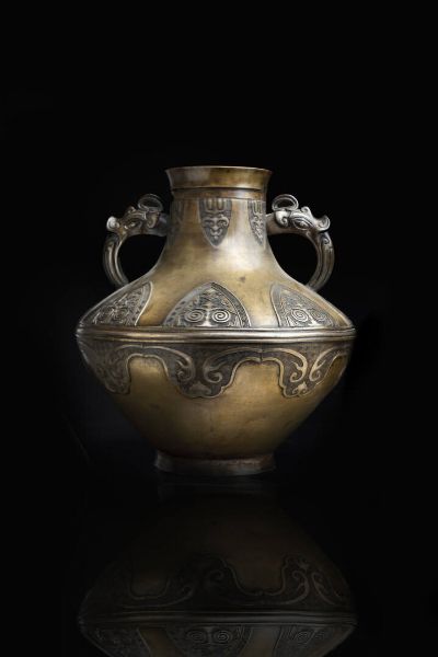 GRANDE VASO IN BRONZO : Grande vaso in bronzo di forma arcaica con anse zoomorfe  Cina  dinastia Qing  XVIII secolo. h cm 45x43  - Asta Arte Orientale - Associazione Nazionale - Case d'Asta italiane