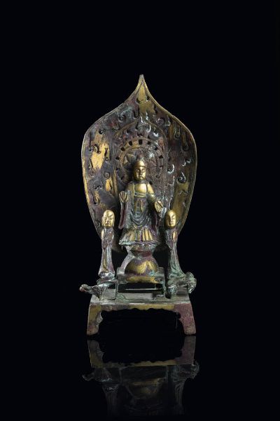 BUDDHA : Figura di Buddha in bronzo dorato con aureola  Cina dinastia Qing  XIX secolo. h cm 27x13  - Asta Arte Orientale - Associazione Nazionale - Case d'Asta italiane