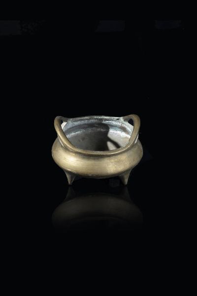 LOTTO STATUINE : Lotto composto da cinque oggetti in bronzo  Cina  XVIII secolo. h cm 19x7 dignitario h cm 21x7 bambino h cm 15x11 coppa libatoria h cm 8 5x11 censer h cm 5x6 frutto  - Asta Arte Orientale - Associazione Nazionale - Case d'Asta italiane