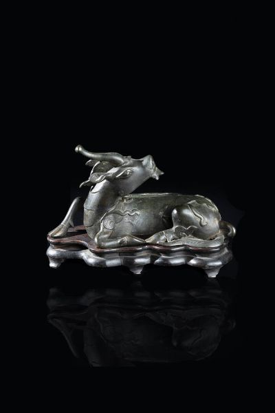 BRONZO : Bronzo rappresentante animale fantastico seduto su base in legno  Cina  dinastia Ming  XVII secolo. h cm 18x26  - Asta Arte Orientale - Associazione Nazionale - Case d'Asta italiane