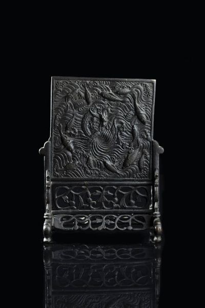 PLACCA : Placca in bronzo raffigurante pesci su base  Cina  dinastia Qing  XIX secolo. h cm 23 5x18 5  - Asta Arte Orientale - Associazione Nazionale - Case d'Asta italiane