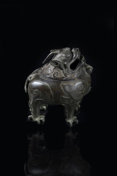 INCENSIERE : Incensiere in bronzo a forma di drago  Cina  dinastia Ming  XVII secolo. h cm 18x17  - Asta Arte Orientale - Associazione Nazionale - Case d'Asta italiane