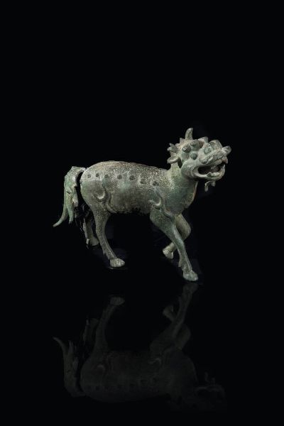 LOTTO : Lotto composto da cinque oggetti in bronzo  Cina  XVIII secolo. h cm 20x13 tartaruga h cm 18x19 aniamle fantastico h cm 4x9 censer  h cm 9x7 bufalo con personaggio  - Asta Arte Orientale - Associazione Nazionale - Case d'Asta italiane