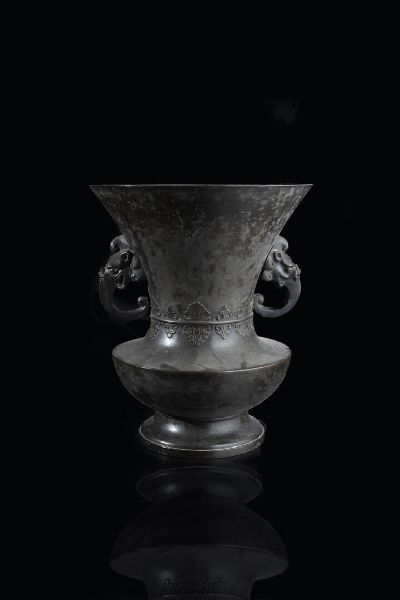 VASO : Vaso in bronzo con manici zoomorfi  Cina  dinastia Ming  XVII secolo. h cm 34 5x29  - Asta Arte Orientale - Associazione Nazionale - Case d'Asta italiane