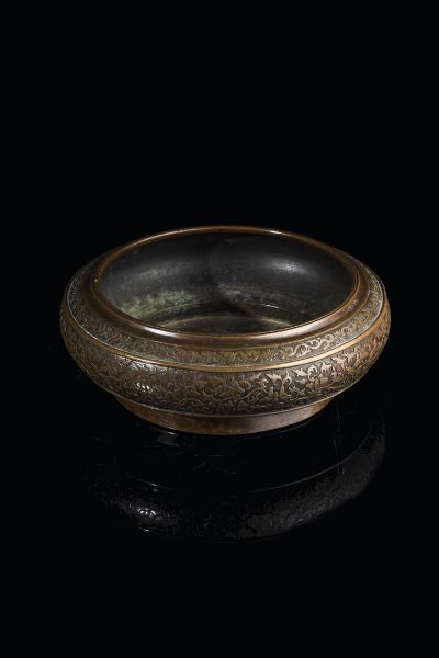 CENSER : Censer in bronzo con decori floreali  Cina  dinastia Qing  XVIII secolo. h cm 10 5x30  - Asta Arte Orientale - Associazione Nazionale - Case d'Asta italiane