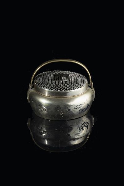 SCALDA MANI : Scalda mani in bronzo argentato  Cina  dinastia Qing  XX secolo. h cm 7x15  - Asta Arte Orientale - Associazione Nazionale - Case d'Asta italiane