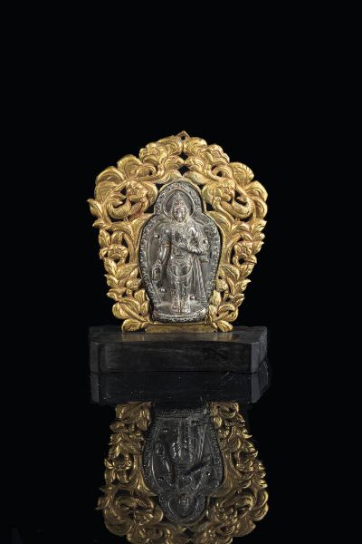 SCULTURA : Scultura in Repouset dorato e Guaniny in argento  Cina  dinastia Qing  XIX secolo. h cm 17x15  - Asta Arte Orientale - Associazione Nazionale - Case d'Asta italiane