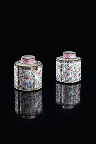 COPPIA PORTA TE : Coppia di porta t in smalto  Cina  dinastia Qing  XIX secolo. h cm 11x8  - Asta Arte Orientale - Associazione Nazionale - Case d'Asta italiane