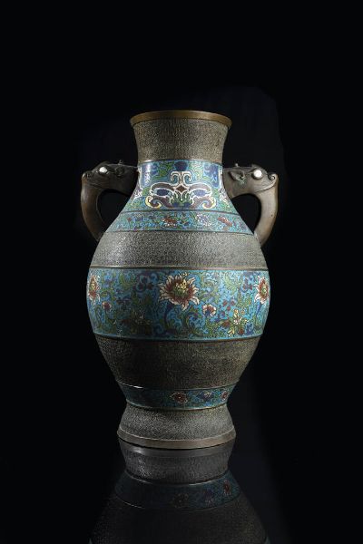 COPPIA DI VASI : Coppia di vasi in bronzo con intarsi in Cloisonn e manici zoomorfi  Cina  dinastia Qing  XX secolo. h cm 54x33  - Asta Arte Orientale - Associazione Nazionale - Case d'Asta italiane