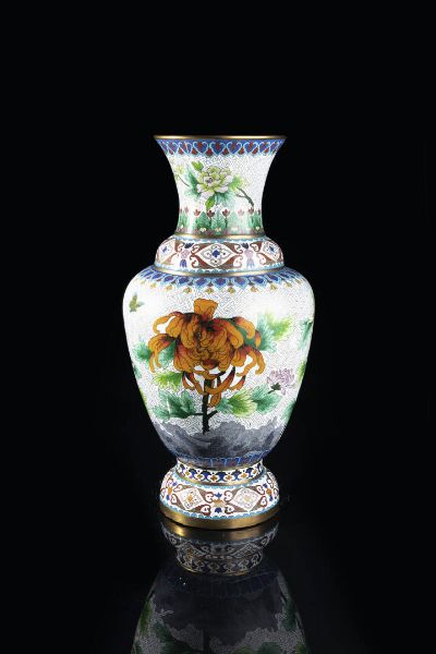 VASO : Vaso in Cloisonn con decoro floreale  Cina  Repubblica  XX secolo. h cm 51 5x24  - Asta Arte Orientale - Associazione Nazionale - Case d'Asta italiane
