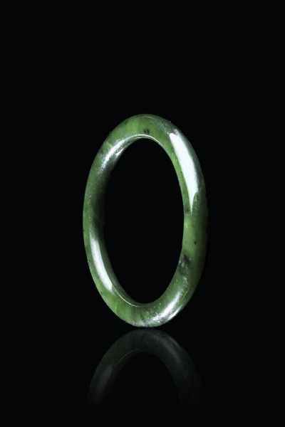 BRACCIALE IN GIADA : Bracciale in giada spinacio  Cina  dinastia Qing  XIX secolo. diam. 8 cm  - Asta Arte Orientale - Associazione Nazionale - Case d'Asta italiane