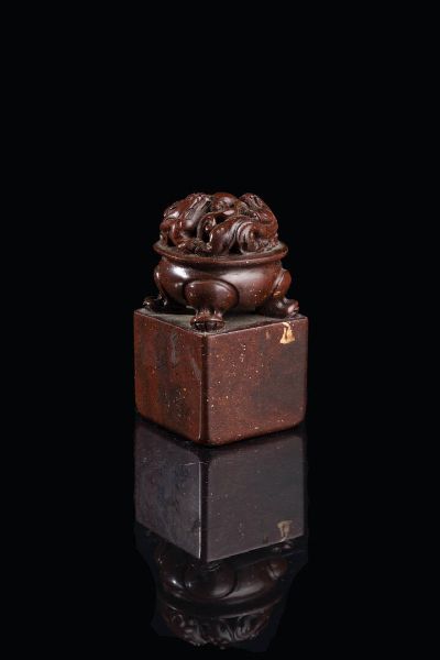 SIGILLO : Sigillo in saponaria sormontato da coppia di draghi  Cina  XX secolo. h cm 10x5  - Asta Arte Orientale - Associazione Nazionale - Case d'Asta italiane