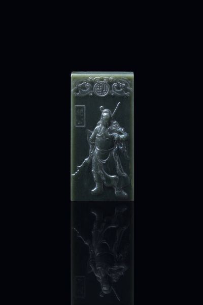 PIASTRA : Piastra in giada spinacio  Cina  dinastia Qing  XX secolo. h cm 12x6x1  - Asta Arte Orientale - Associazione Nazionale - Case d'Asta italiane