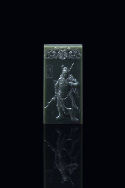 PIASTRA : Piastra in giada spinacio  Cina  dinastia Qing  XX secolo. h cm 12x6x1  - Asta Arte Orientale - Associazione Nazionale - Case d'Asta italiane