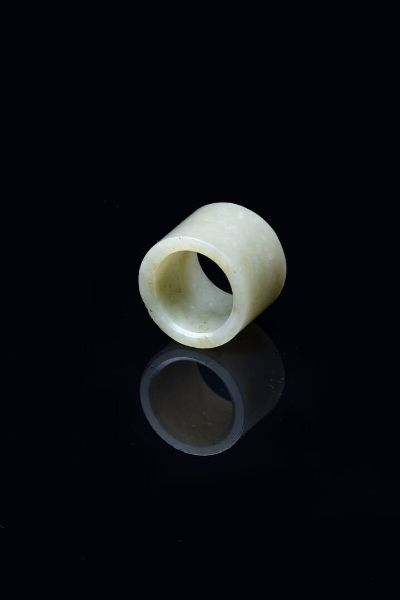 ANELLO D'ARCIERE : Anello d'arciere in giada bianca Celadon  Cina  dinastia Qing  epoca Qianlong (1735-1795). h cm 2  - Asta Arte Orientale - Associazione Nazionale - Case d'Asta italiane